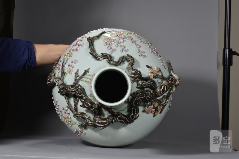 清晚期 粉彩堆塑梅枝纹天球瓶 - 图6